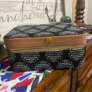 Tribal pattern oil case